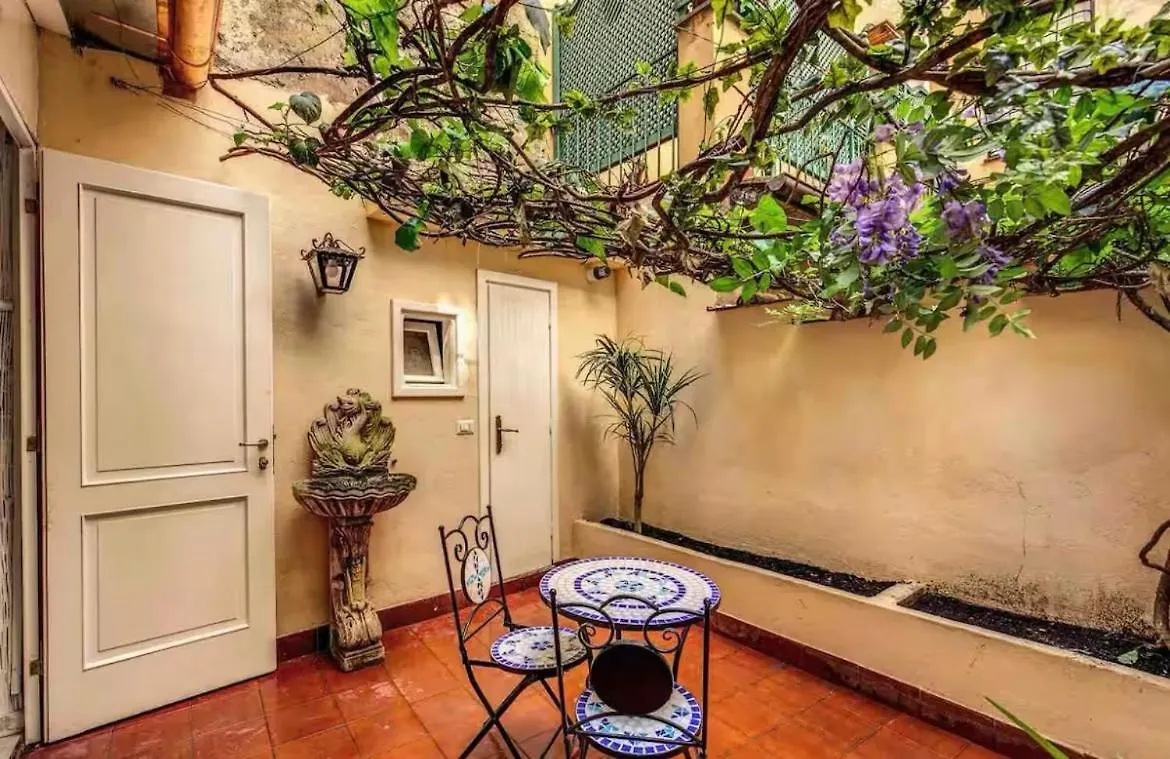 Apartment Casa Vacanze Crispi Little 2 Rome